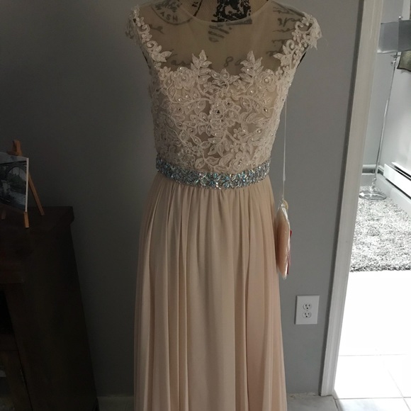 Dresses & Skirts - Brand new gown